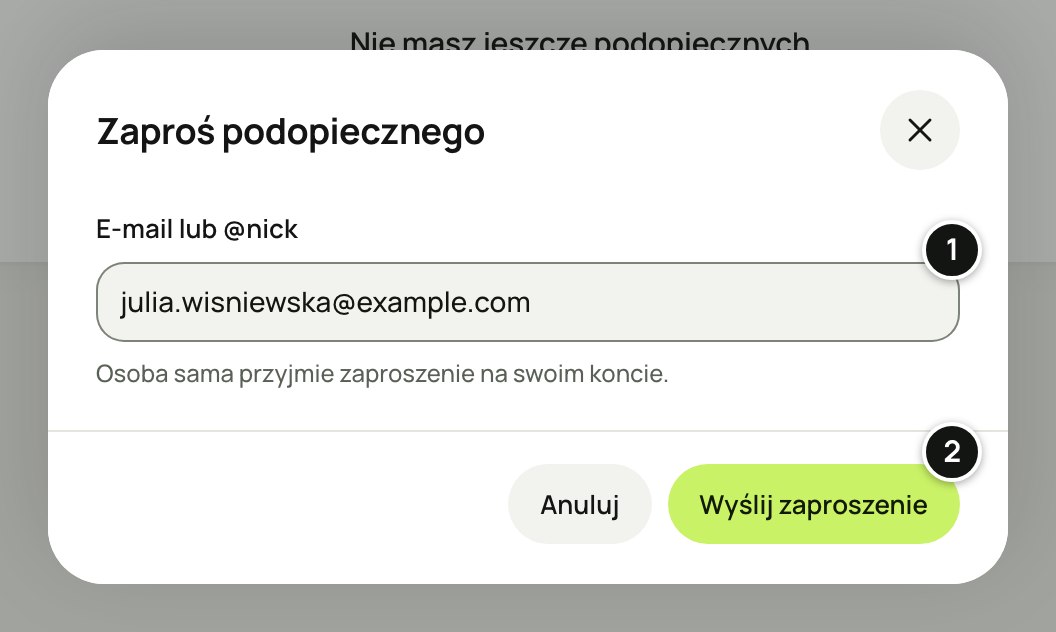 Okno „Zaproś podopiecznego”: pole „E-mail lub @nick” z adresem julia.wisniewska@example.com, podpowiedź, że osoba sama przyjmie zaproszenie na swoim koncie, i przycisk „Wyślij zaproszenie”. Numery 1–2 objaśnia lista pod zrzutem.