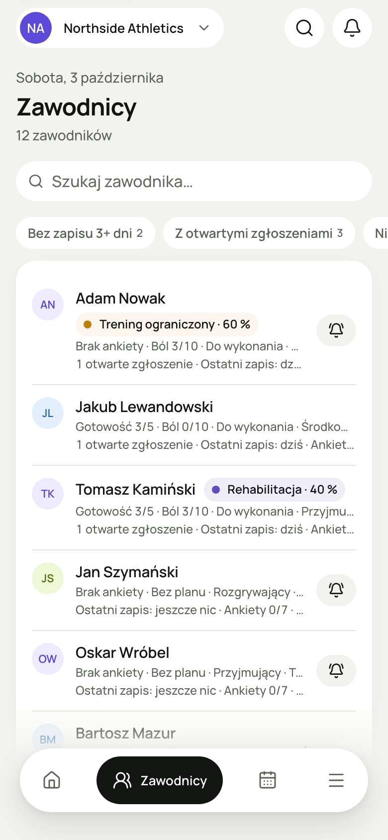 Strona Zawodnicy na telefonie: data i liczba zawodników, wyszukiwarka, filtry w poziomym pasku i lista wierszy, np. Adam Nowak z „Trening ograniczony · 60 %” i dzwonkiem Przypomnij, a na dole pływający pasek z wybraną pozycją Zawodnicy.