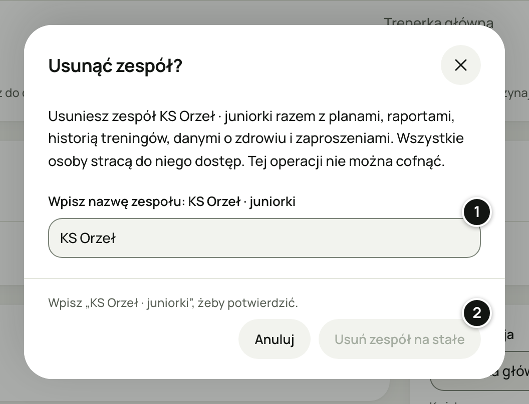 Okno „Usunąć zespół?” dla zespołu KS Orzeł · juniorki: ostrzeżenie, pole z wpisaną częścią nazwy i nieaktywny przycisk „Usuń zespół na stałe”. Numery 1–2 objaśnia lista pod zrzutem.