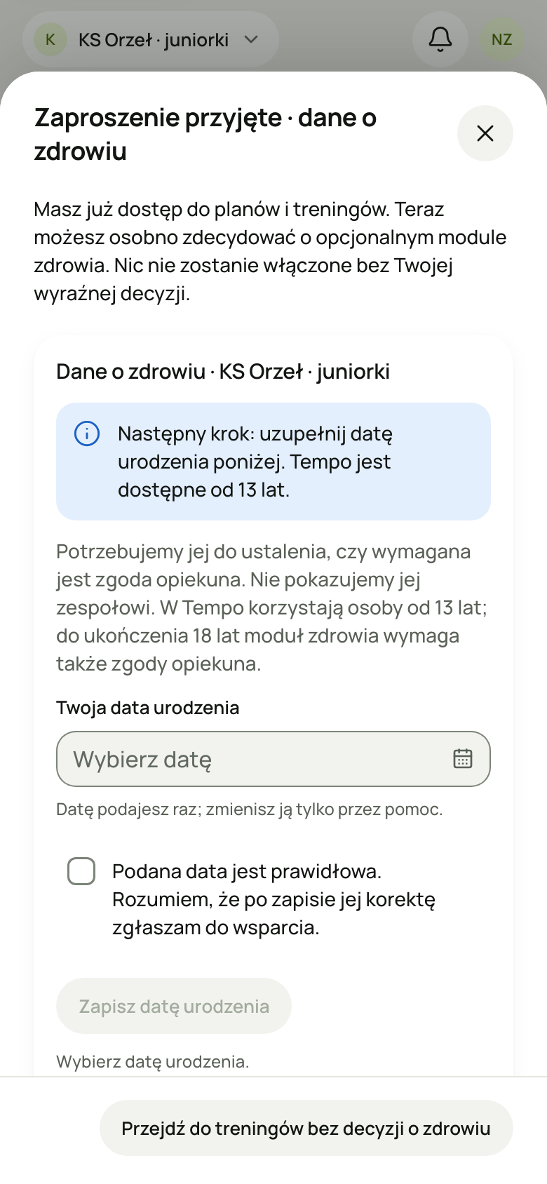 Telefon zawodniczki zaraz po przyjęciu zaproszenia do KS Orzeł · juniorki: okno „Zaproszenie przyjęte · dane o zdrowiu” z następnym krokiem — podaniem daty urodzenia — i przyciskiem przejścia do treningów bez decyzji o zdrowiu.